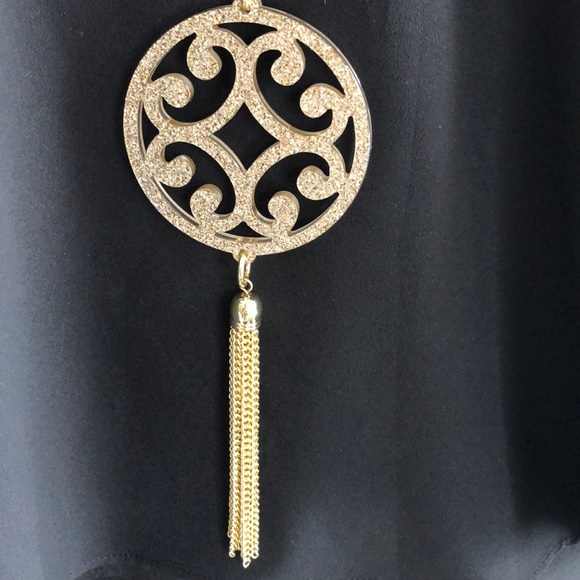 Gold resin pendant necklace with tassel - Picture 2 of 4